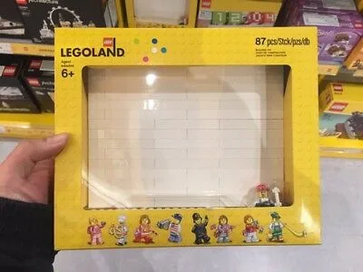 LEGO 852666 Étagère photo murale en briques - prix | Brick Broker