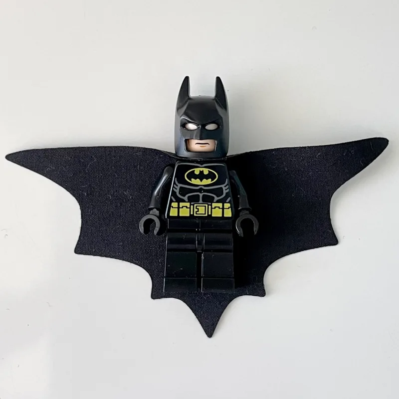 Batman, Black Suit, Black Cape and Cowl, Wide… — minifigurine LEGO | Brick Broker