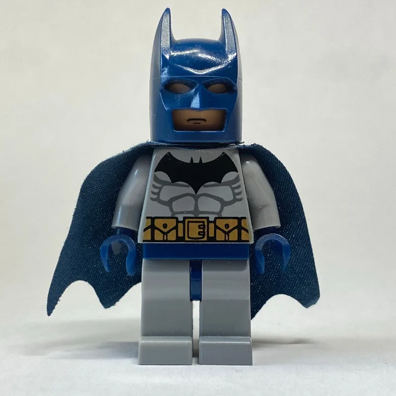 Batman, Light Bluish Gray Suit, Dark Blue Cap… — minifigurine LEGO | Brick Broker