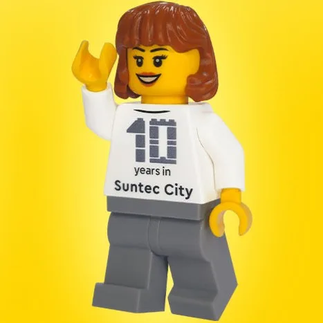 LEGO Minifigurine féminine célébrant les 10 ans à Suntec City (SUNTEC-2) - prix | Brick Broker