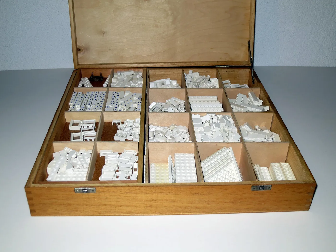 LEGO 820 Grande boîte de rangement en bois (double loquet) avec contenu et treillis - prix | Brick Broker