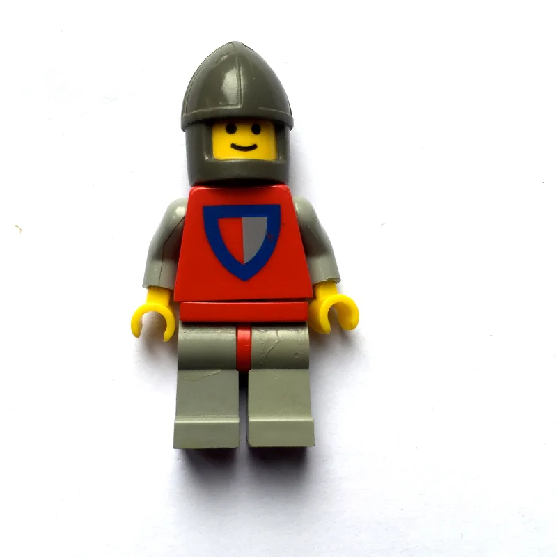 Knight (Halved Shield) - Light Gray Legs, Chi… — minifigurine LEGO | Brick Broker