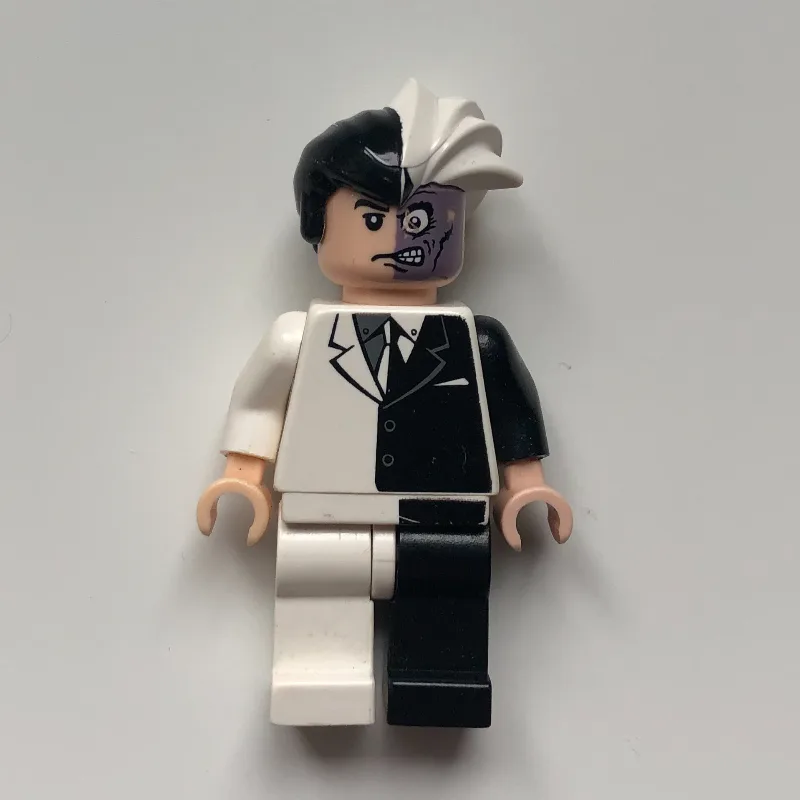 Two-Face in Black and White Outfit — dans quels sets LEGO ? (fig-004981) | Brick Broker