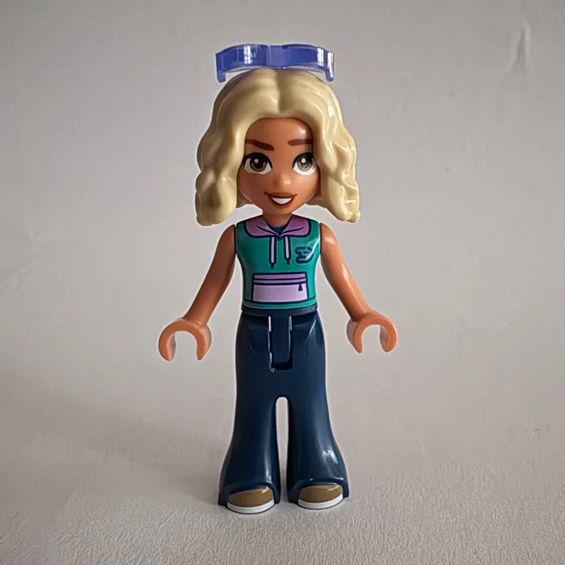 Nova, Dark Turquoise Top, Dark Blue Pants, Su… — minifigurine LEGO | Brick Broker
