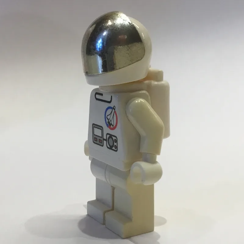 Astronaut, White, Helmet with Large Chrome Go… — minifigurine LEGO | Brick Broker