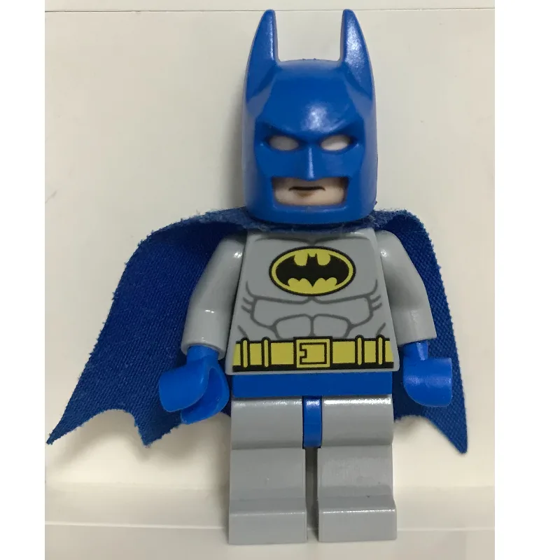 Batman, Light Bluish Gray Suit, Blue Cowl and… — minifigurine LEGO | Brick Broker