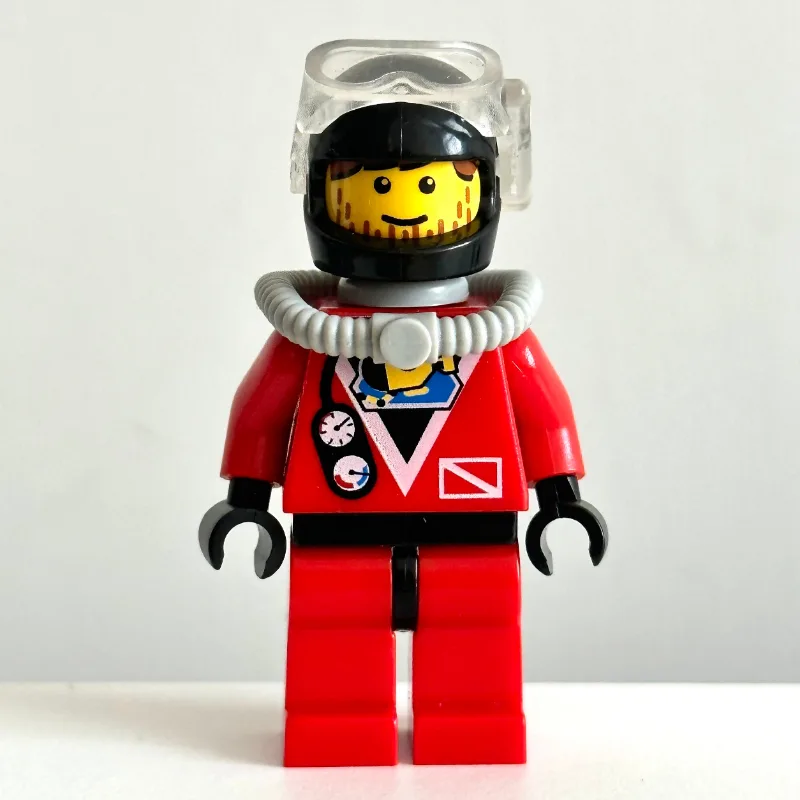 Diver, Man, Red Wetsuit, Black Helmet with Ma… — minifigurine LEGO | Brick Broker