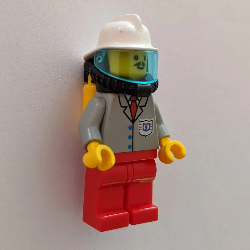 Light Grey Jacket, Red Legs, White Helmet, Br… — minifigurine LEGO | Brick Broker