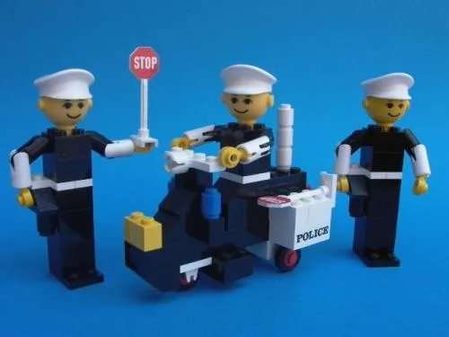 LEGO 256 Policiers et moto - prix et où acheter | Brick Broker