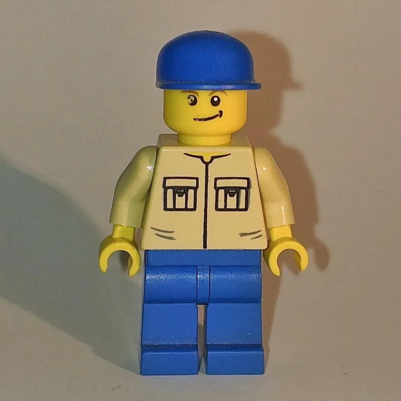 Man - Tan Shirt, Blue Legs, Blue Cap — dans quels sets LEGO ? (fig-004777) | Brick Broker