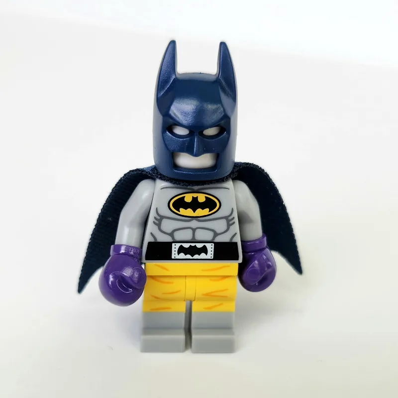 Batman, Light Bluish Gray Suit, Dark Blue Cap… — minifigurine LEGO | Brick Broker