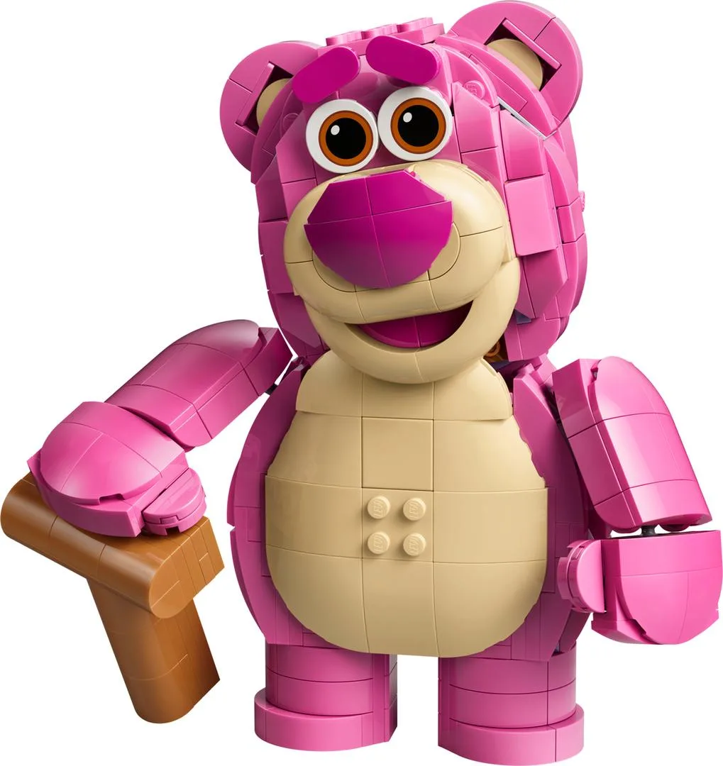 LEGO 43306 Lotso, qui a l'air excellent pour sa petite taille - prix | Brick Broker