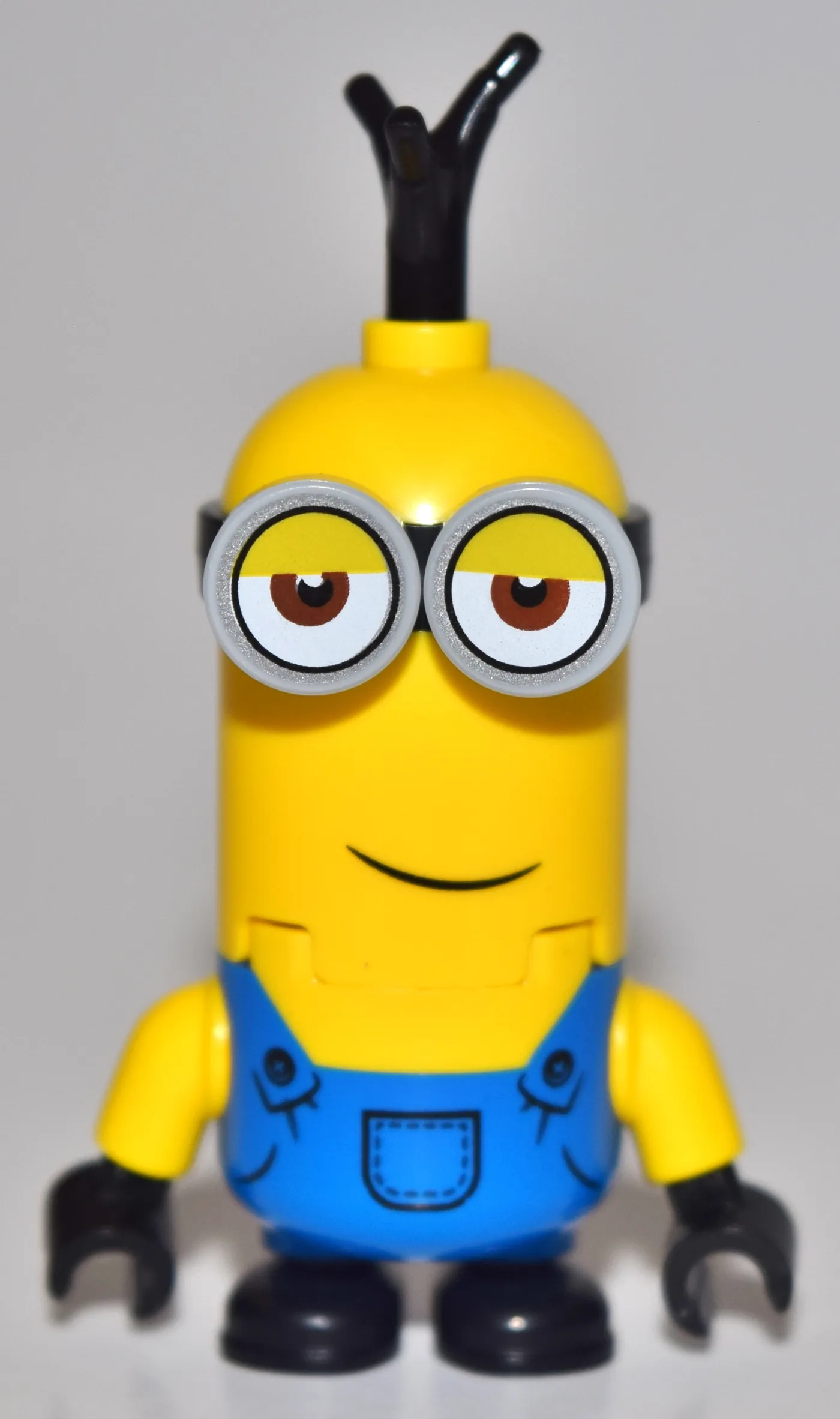 Minion Kevin - Blue Overalls, Half Closed Eyes — minifigurine LEGO | Brick Broker