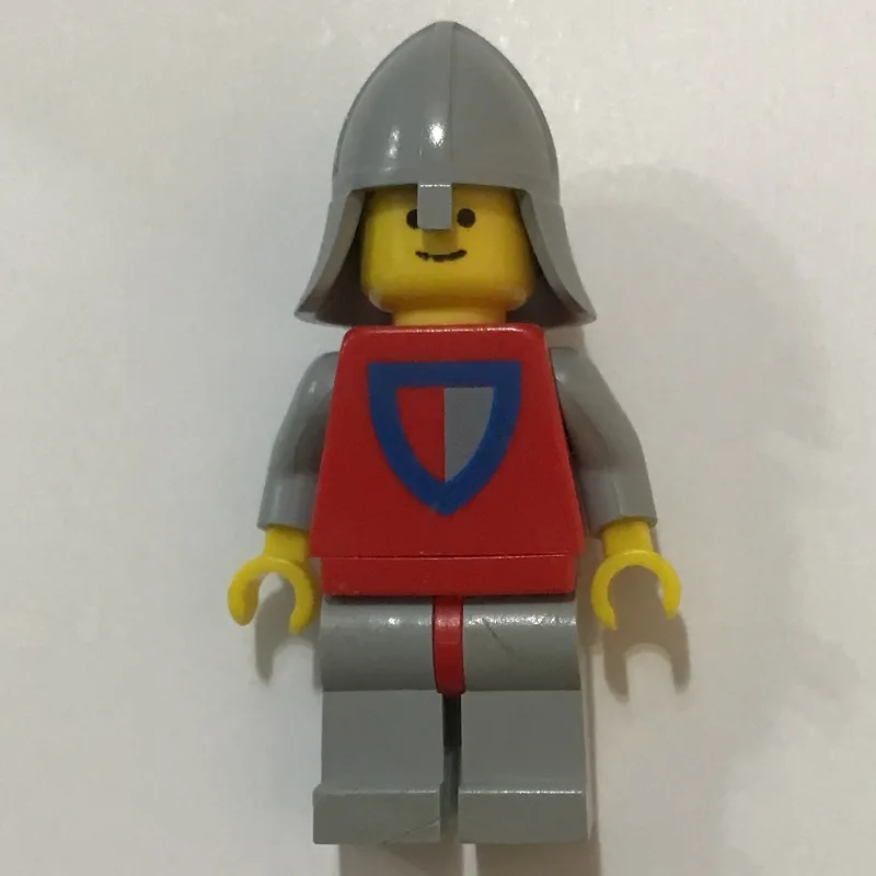 Knight (Halved Shield) - Light Gray Legs, Nec… — minifigurine LEGO | Brick Broker
