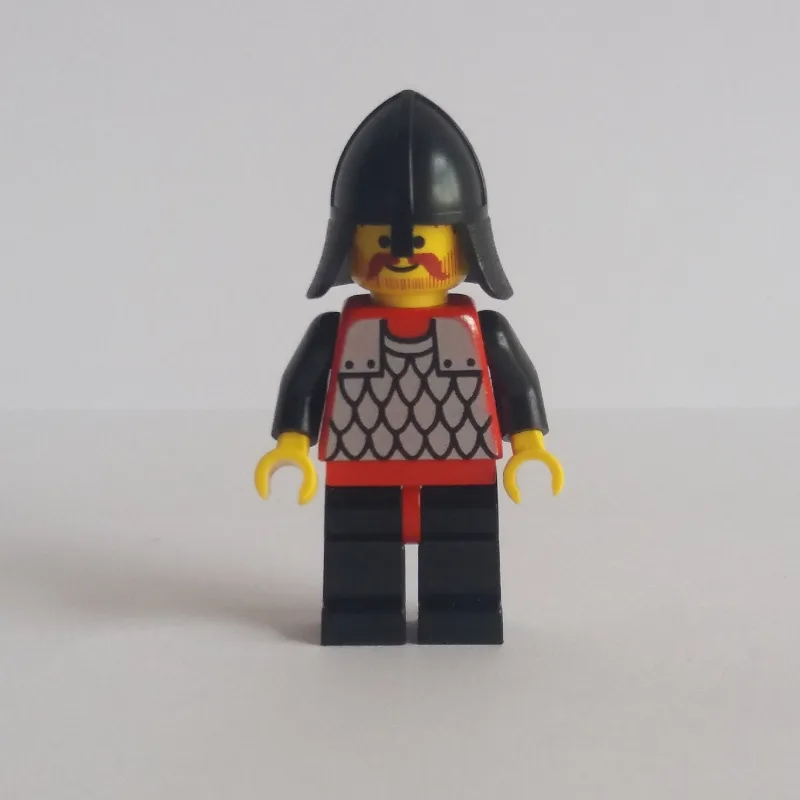 Knight (Scale Mail on Red) - Black Arms, Blac… — minifigurine LEGO | Brick Broker