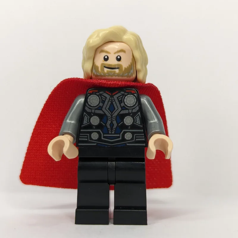 Thor, Tan Hair, Black Armor, Red Cape — dans quels sets LEGO ? (fig-014430) | Brick Broker