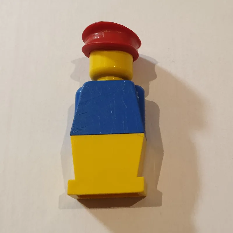 LEGOLAND Blue Torso, Yellow Legs, Red Hat — minifigurine LEGO | Brick Broker