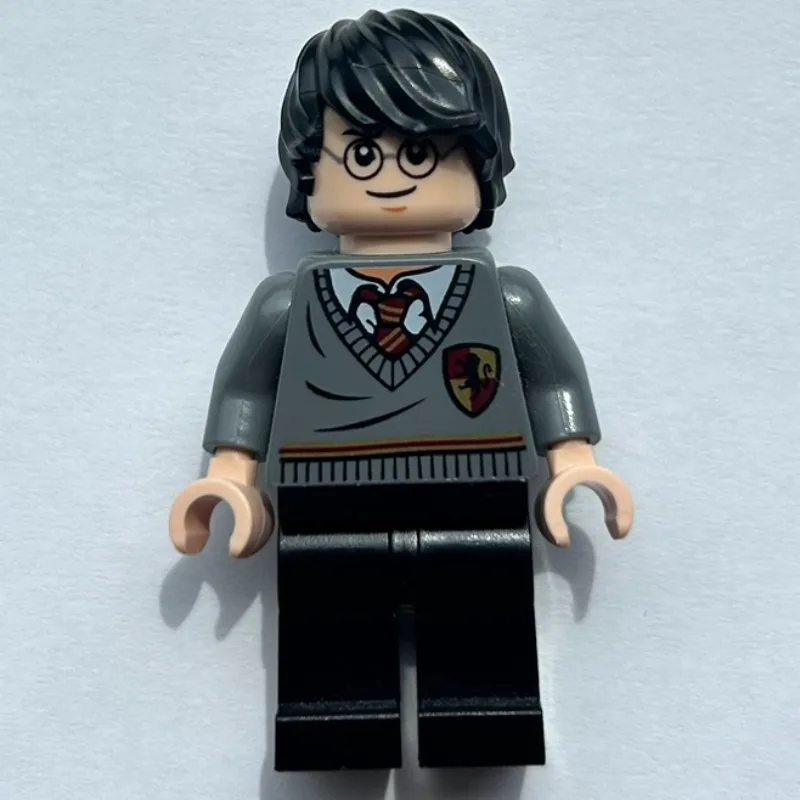 Harry Potter, Gryffindor Sweater with Crest (… — minifigurine LEGO | Brick Broker