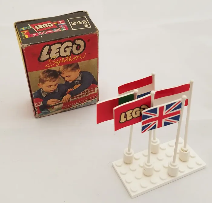 Drapeaux Internationaux - Grande-Bretagne, France, Autriche, Portugal, LEGO (242B-1) - prix | Brick Broker