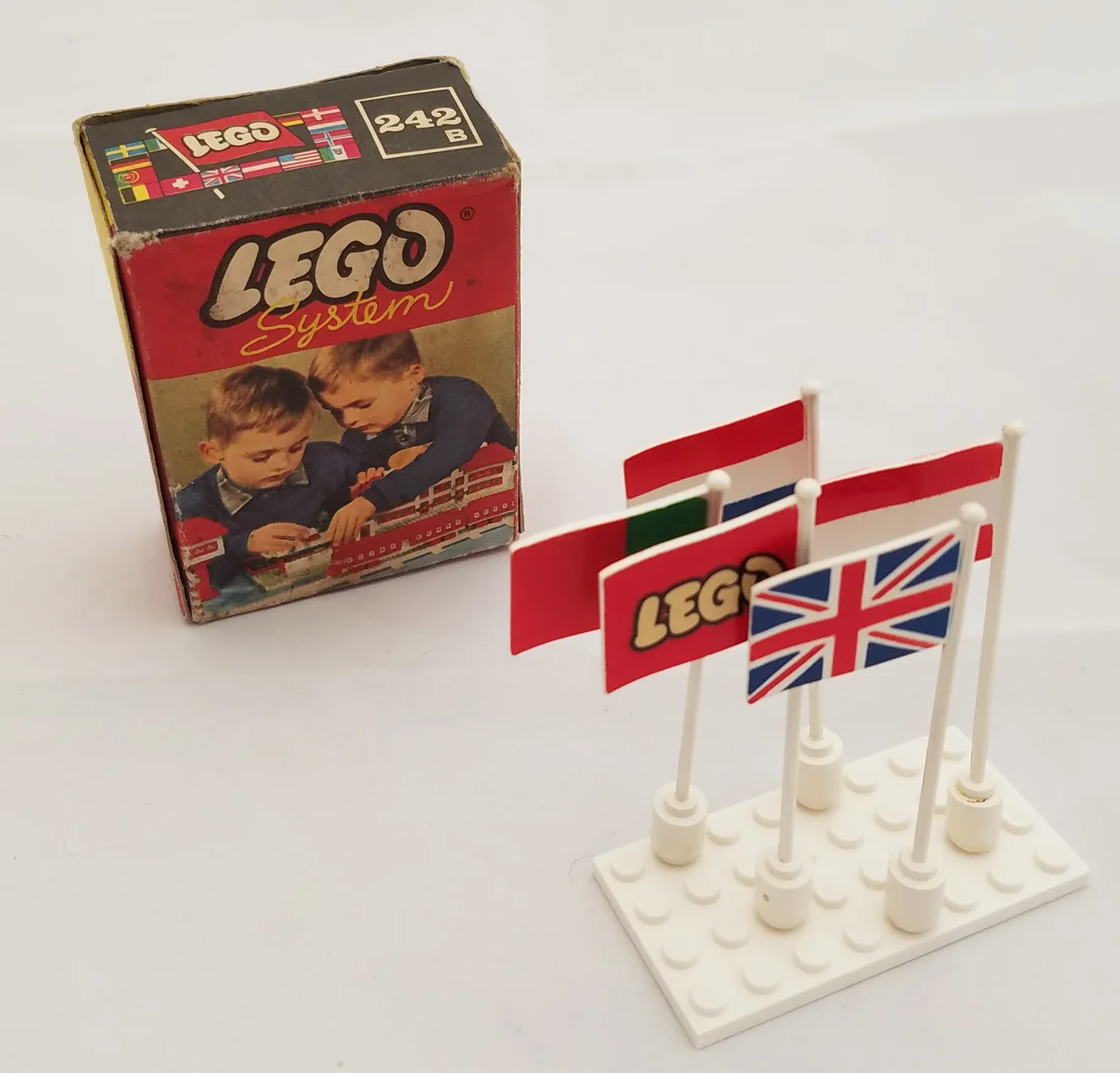 Drapeaux Internationaux - Grande-Bretagne, France, Autriche, Portugal, LEGO (242B-1) - prix | Brick Broker